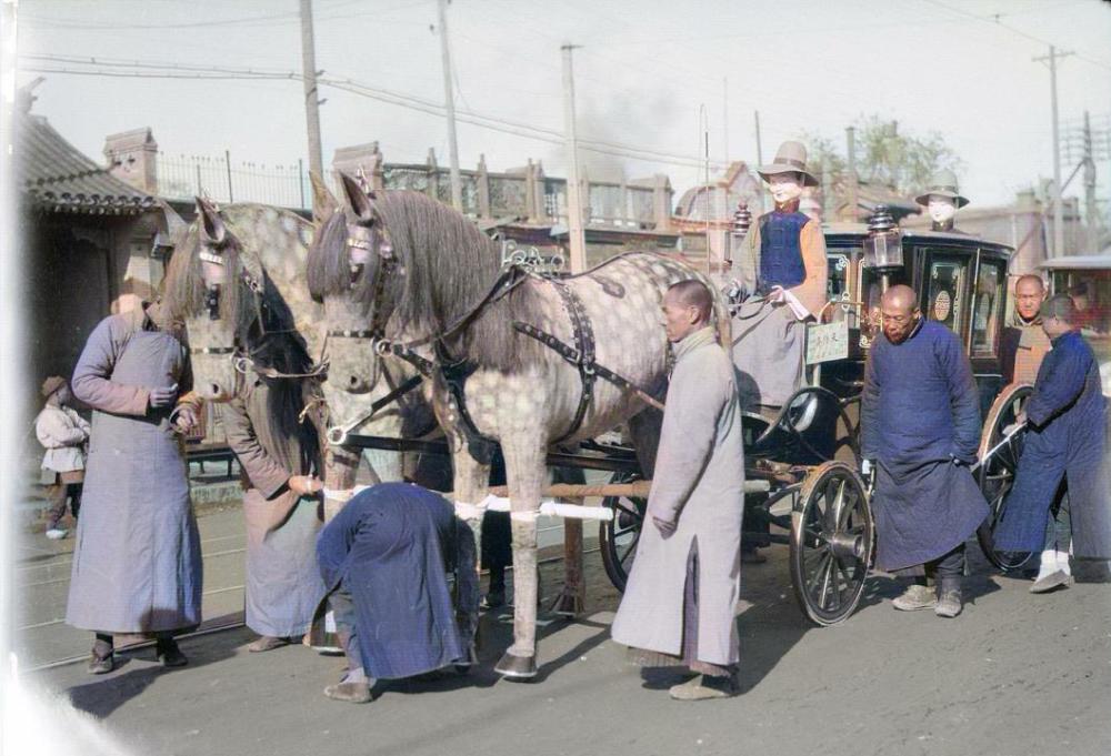 紙紮的豪華版馬車,拉車的馬,駕車的人和馬車都做得非常逼真天成齋前紙