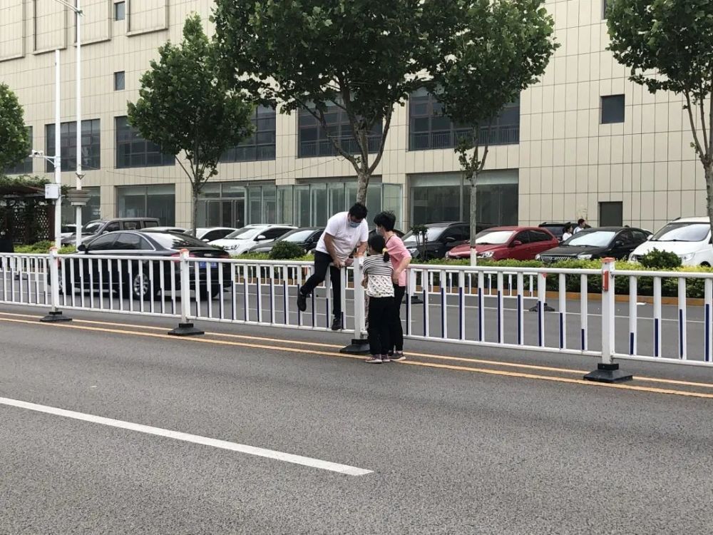 为考虑人身安全,非机动车请勿同机动车一起过马路,不要存有侥幸心理