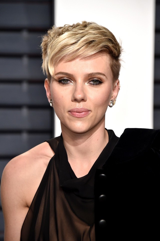 短发的"寡姐"好凌厉,黑色薄纱裙配半截西装,深邃眼眸太撩人