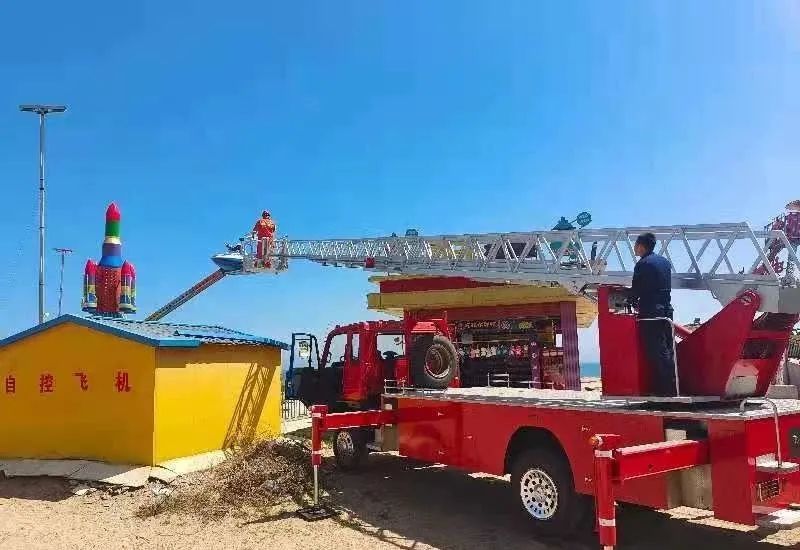 葫芦岛某游乐场一小女孩游乐场乘坐 飞机 卡半空 上下不得 腾讯新闻