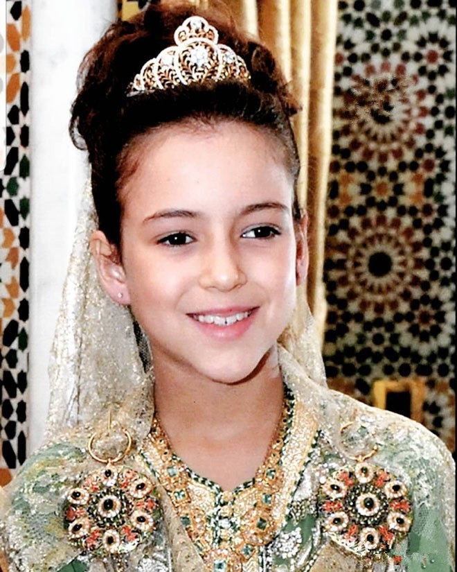 14岁摩洛哥公主继承母亲美貌精通6国语言穿着小高跟履行公务