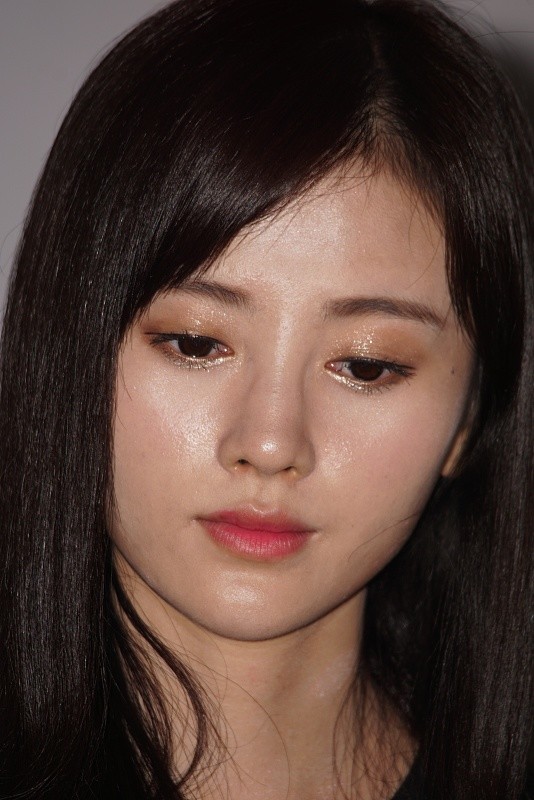 鞠婧祎长相真精致,就算穿一身黑也很甜美,看无修图也很美