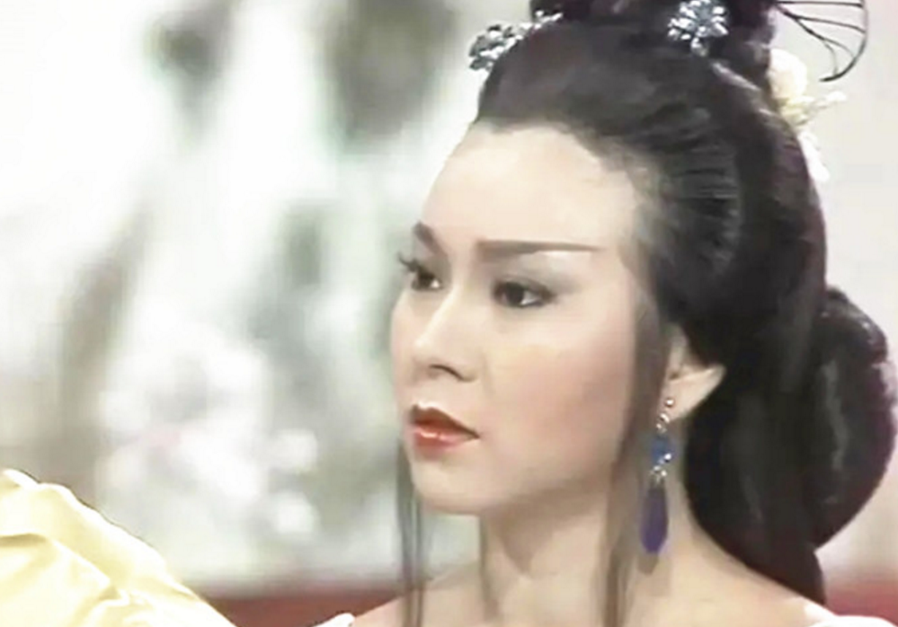 62岁"黄蓉"魏秋桦大快朵颐,美艳身材凹凸有致,却一生未婚未育