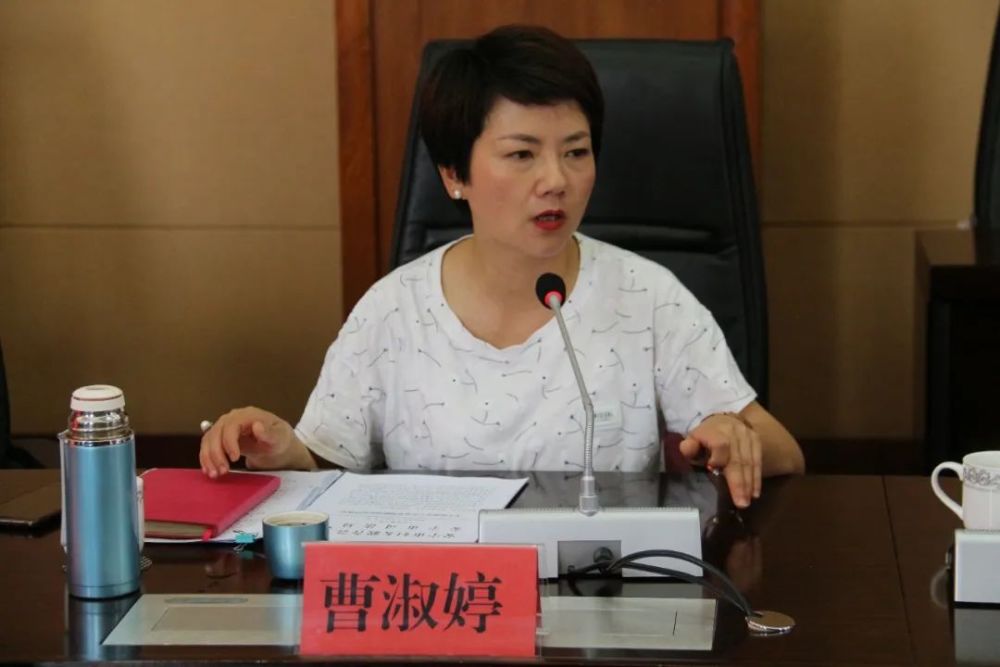 安宁市妇女联合会党组书记,主席曹淑婷主持会议