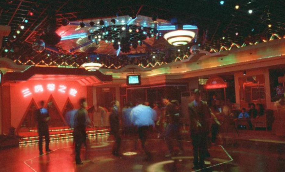 1994年辽宁歌舞厅火灾纪实门窗被封出口仅80公分233人丧生