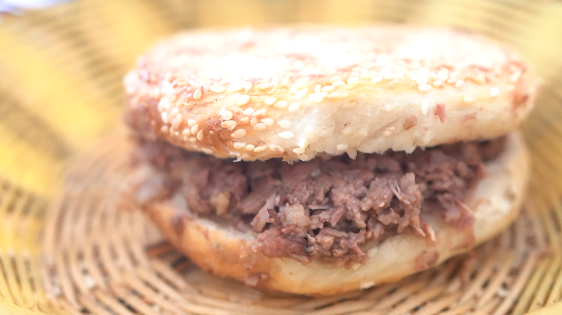 火到爆的牛肉火烧一天卖出2000多个