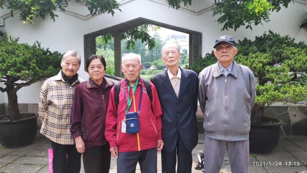 初夏时光,百岁翁周坤生坐公交车,从周铁老家赶到无锡,与老同学聚会.