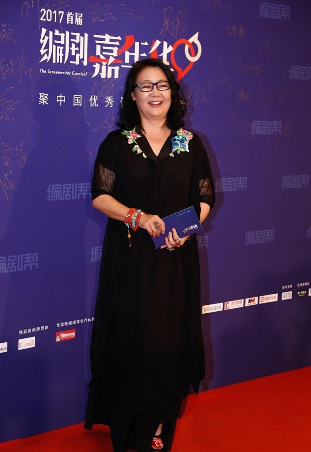 68年出生的萨日娜虽然长相很有淳朴感但老了气质更高贵