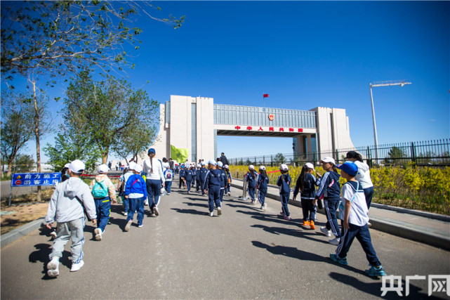 二連浩特市民族幼兒園師生來到國門開展愛國主義教育(央廣網發 郭鵬傑