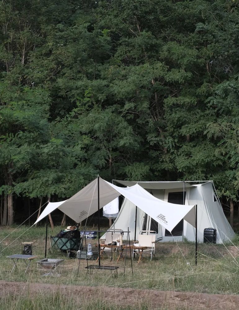 把古董家具搬进帐篷在荒野厨房做西餐当代生活玩家在户外可以有多雅