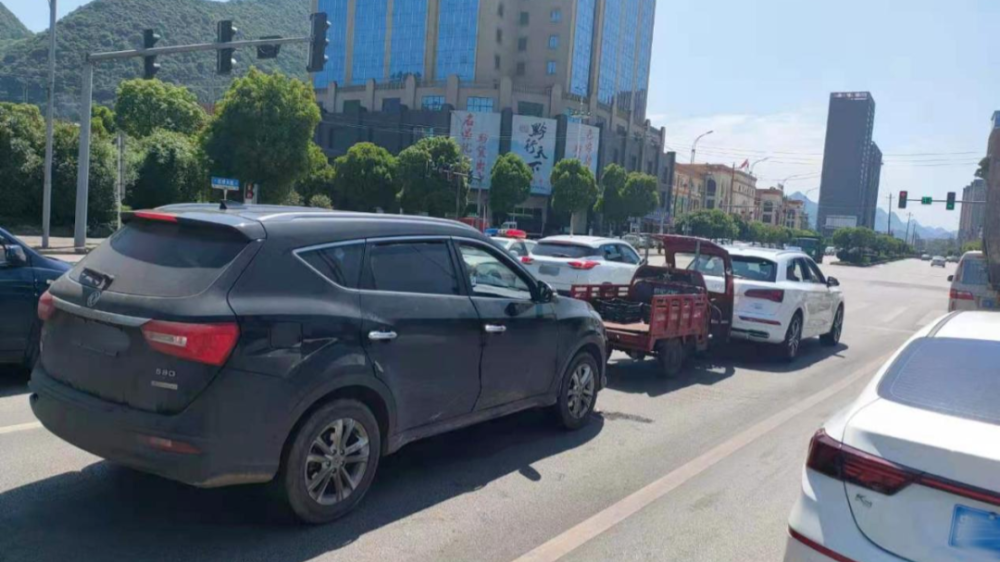 近日,六盘水市水城区一红绿灯路口处,发生一起三车追尾的道路交通事故