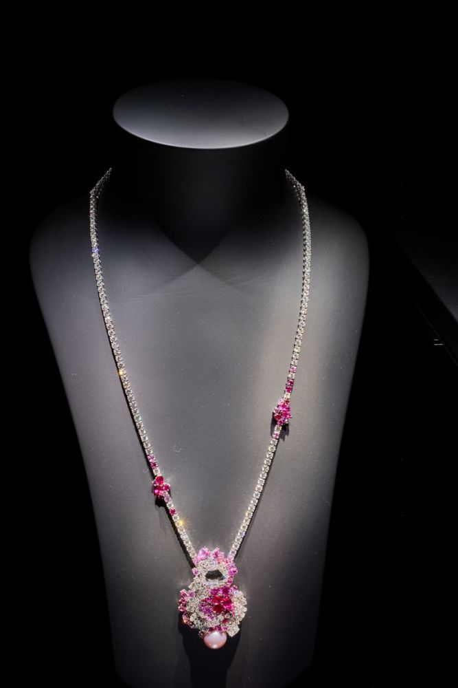 diordiordior迪奥高级珠宝于诞生二十周年之际,携全新抽象主义风格