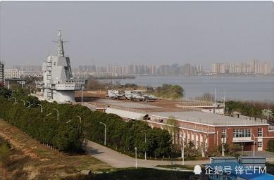 没隐身机怎么行fc31模型登上武汉水泥航母003还缺什么