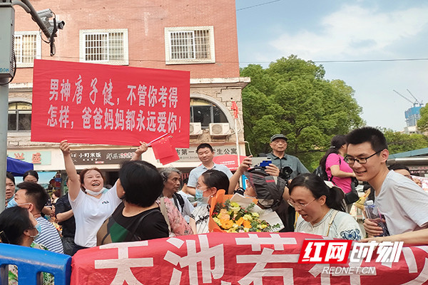 组图丨当高考最后的铃声响起考场外的他们目光所及皆是你