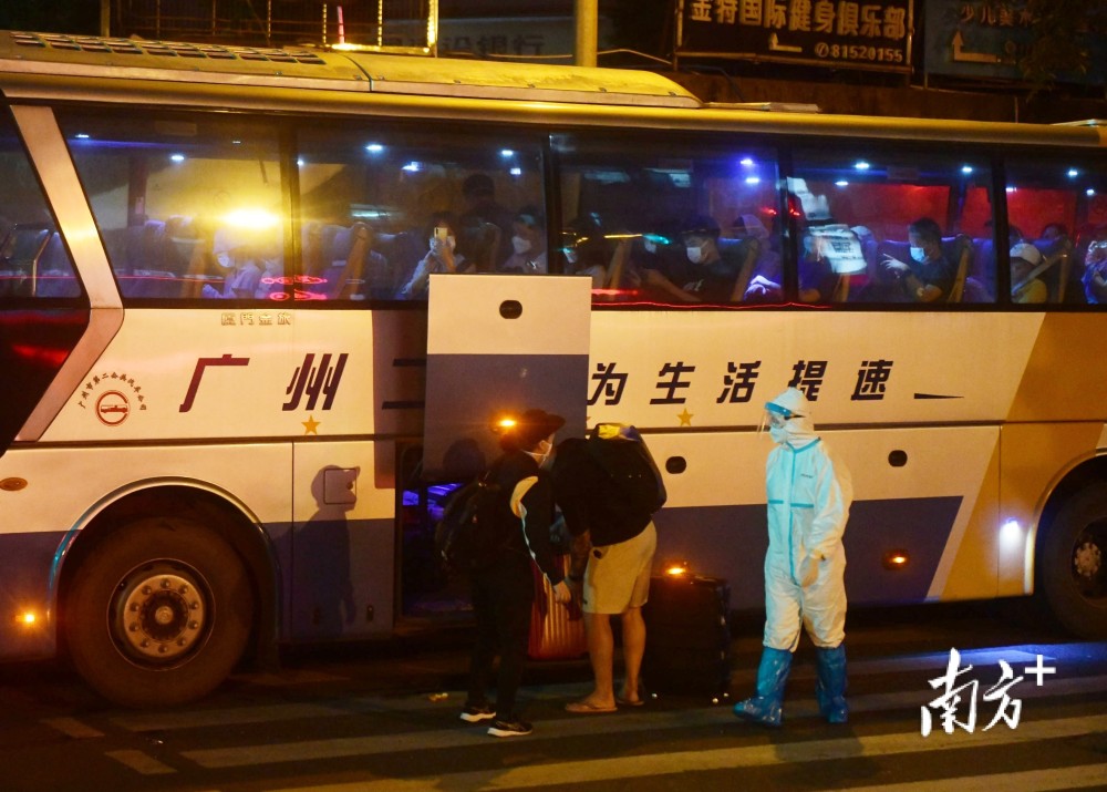 星夜行动广州白鹤洞街相关重点人员转移至酒店集中隔离