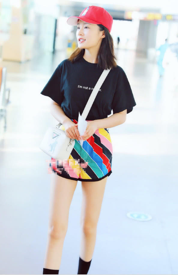 李沁青春感满分身穿黑t恤搭配彩色短裤亮相大长腿抢眼又抢镜