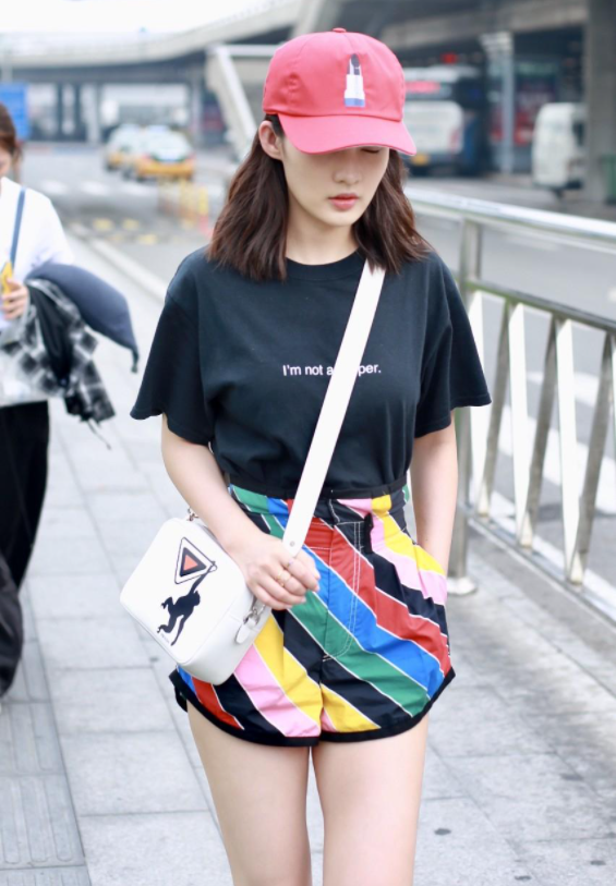 李沁青春感满分身穿黑t恤搭配彩色短裤亮相大长腿抢眼又抢镜