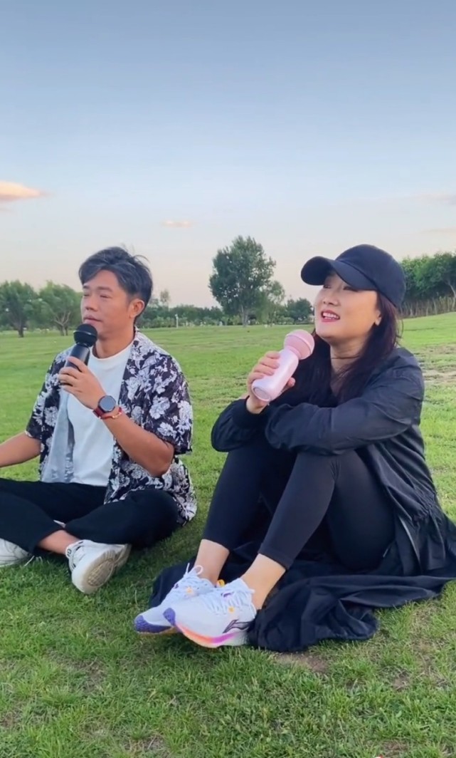 凤凰传奇玲花晒与曾毅健身照大秀凹凸身材41岁曾毅肌肉更明显