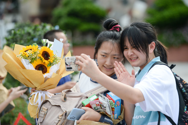 考完啦 来个抱抱吧 21新高考落幕 成绩预计本月24日左右公布