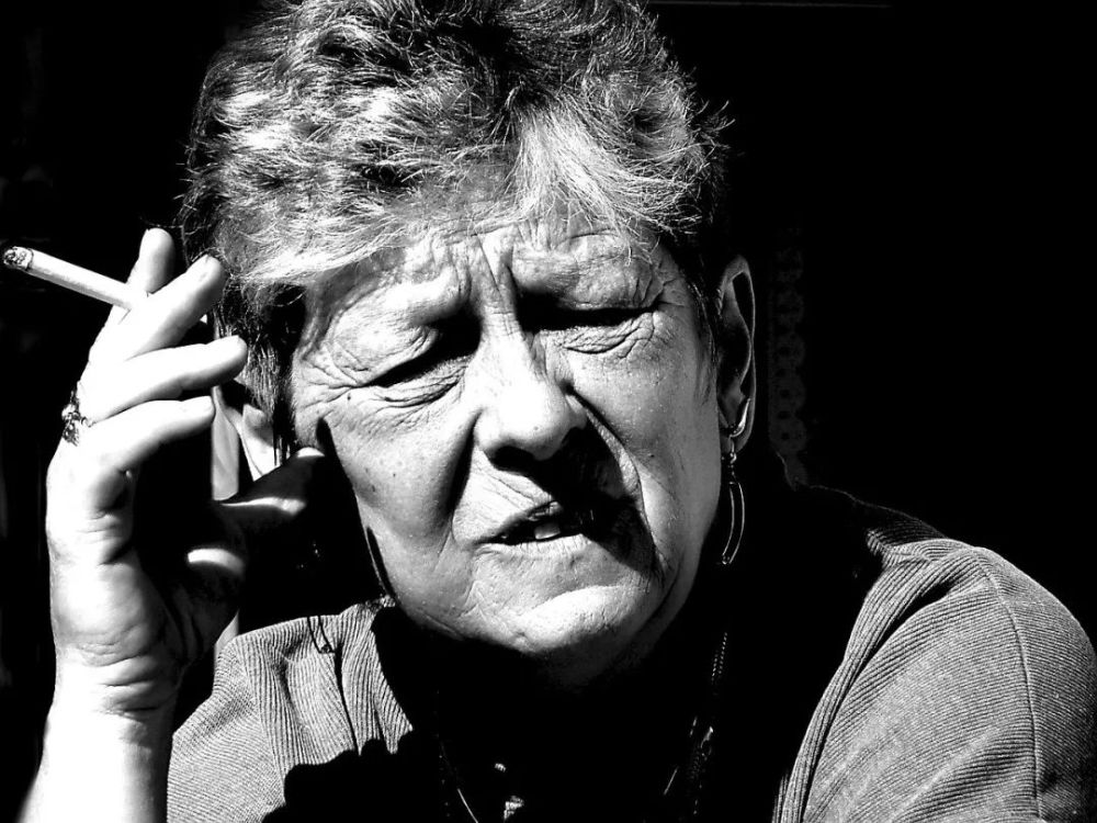 老阿姨不戴口罩自称是美国人,网友嘲讽:你和那位正黄旗老太是一家人吧