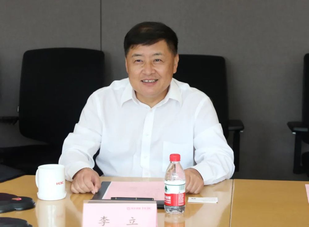 在新华三集团创新体验中心,王伟哲一行全面了解新华三"数字大脑2021"