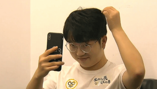 qgfly称全联盟最喜欢妖刀,妖刀却喜欢小胖,想要达到小胖的身材