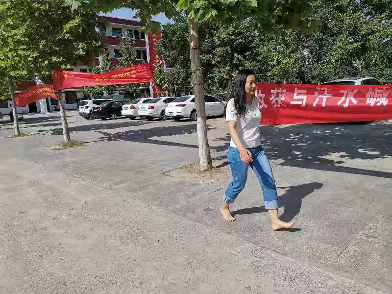周口赤脚女教师走红考点一鞋之恩引来点赞