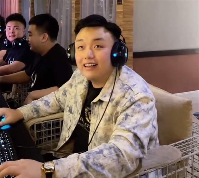 广君言出必行,花重金帮粉丝圆梦,cf百城联赛拿下2省冠军_腾讯新闻