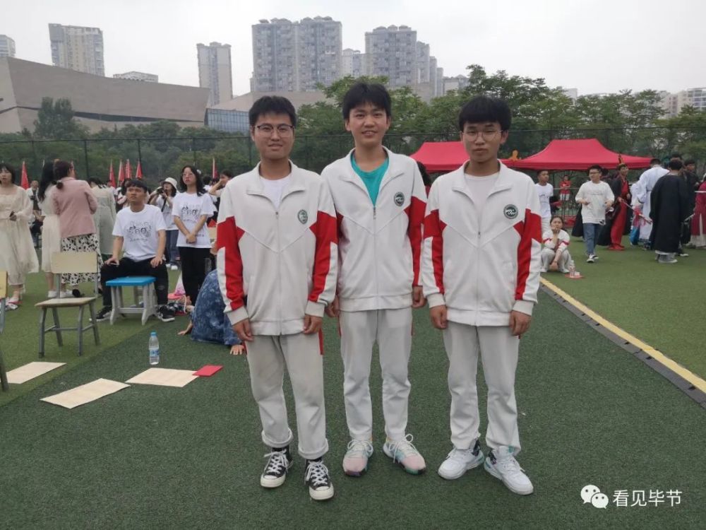 校服拍毕业照,穿班服参加毕业典礼的方式告别,最后一次感受民中这个大