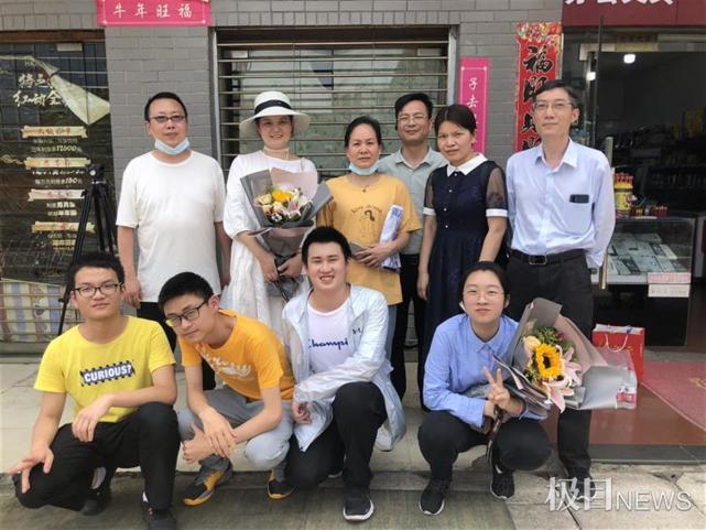 学生和家长合影一旁武汉中学高三3班的庞家浩,一出校门就收到了一双