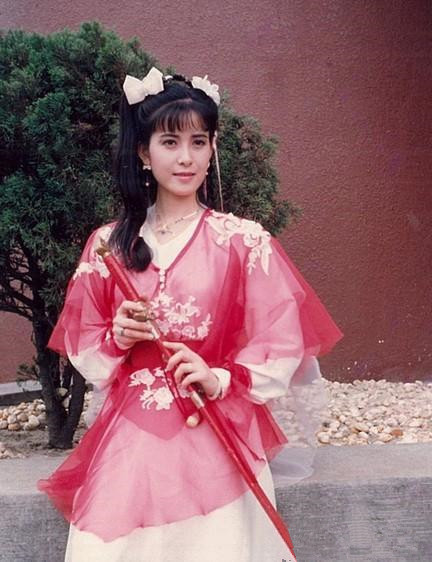 关宝慧穆念慈的这红色衣服够鲜亮的,打扮也很朴素,只是观众总是吐槽