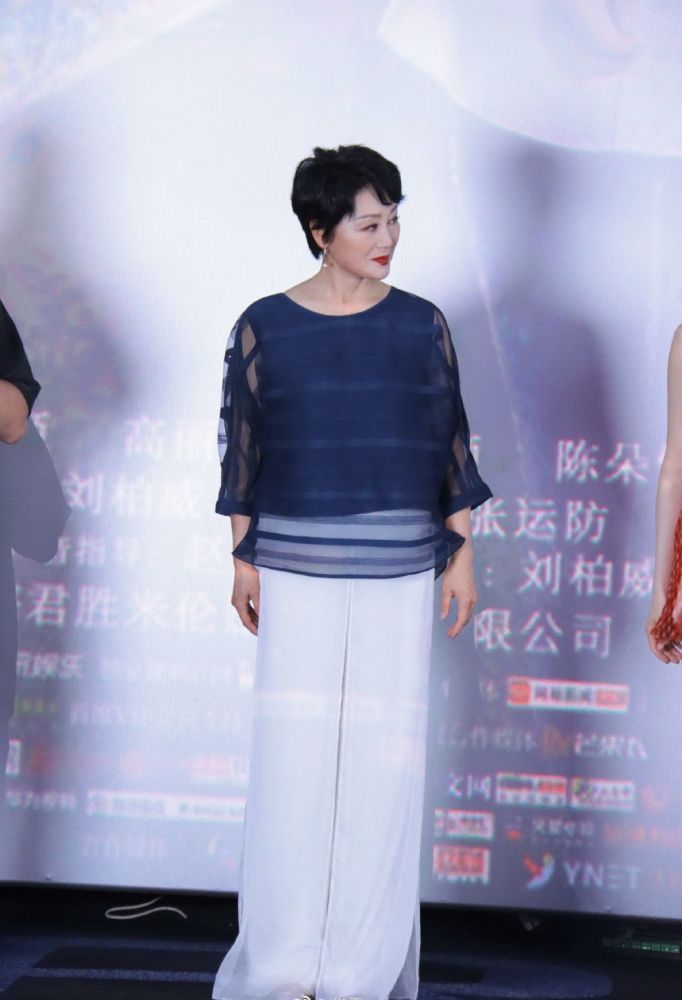 王姬携女亮相首映礼,女儿穿超短裙似美少女,她浓妆艳抹卡粉严重