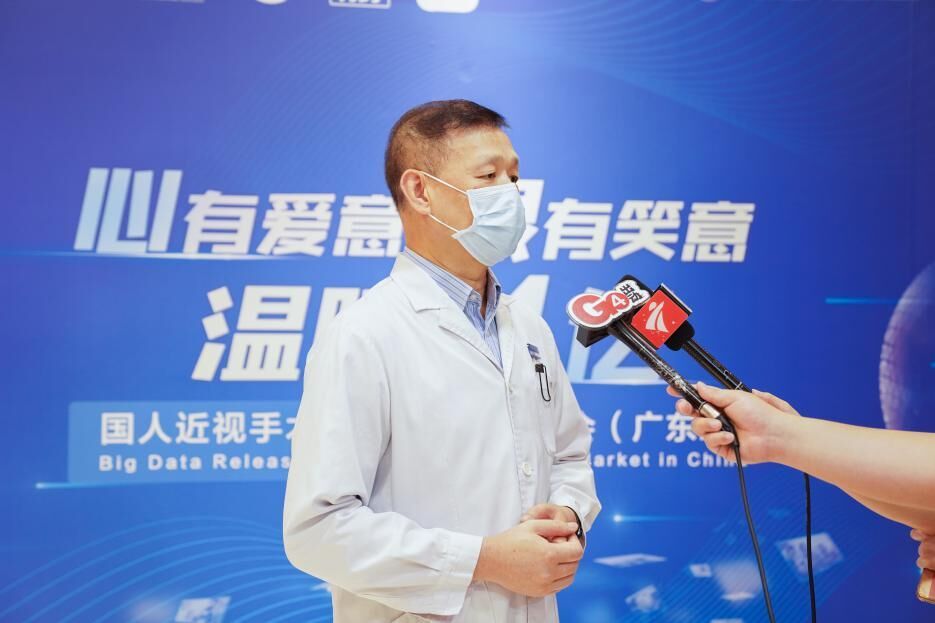 活动现场,王铮主任对"量眼定制"个性化近视手术作重点解析