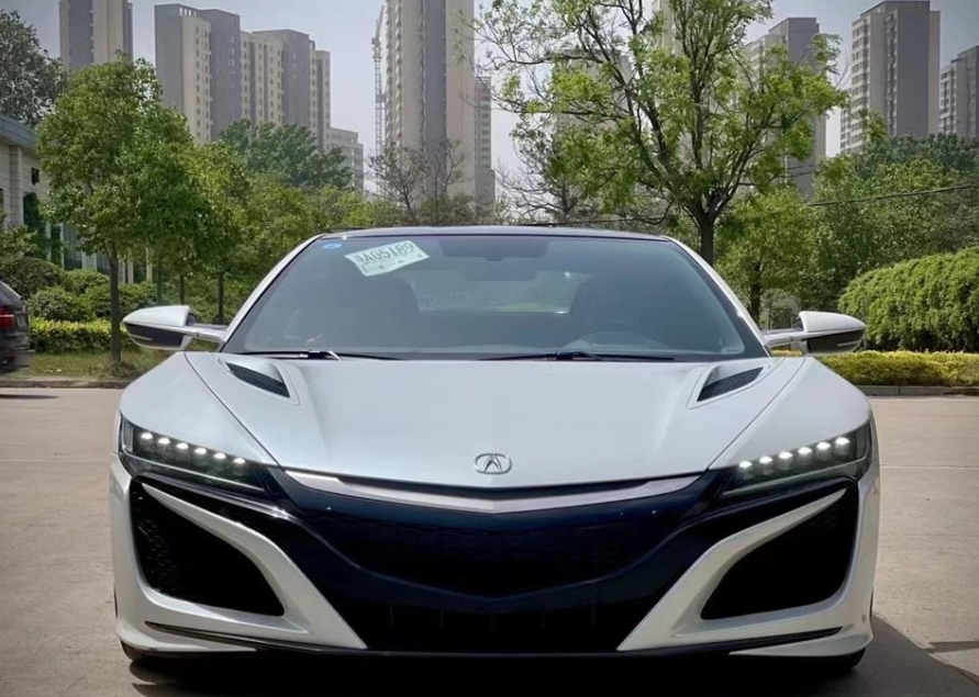 有名气,我们现在看到的这辆白色跑车就是本田旗下讴歌的跑车,讴歌nsx