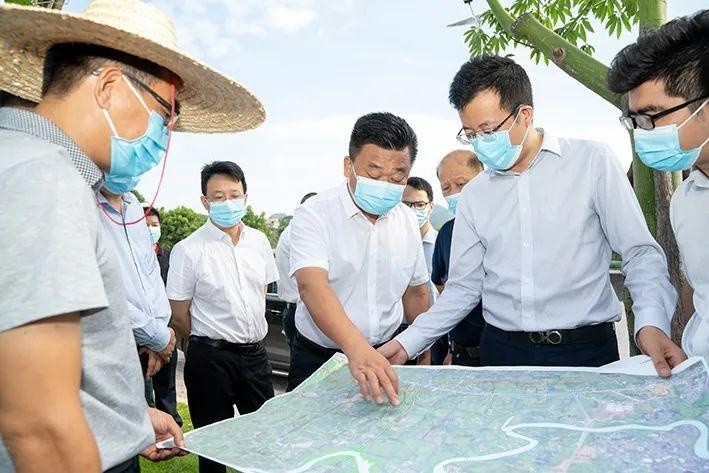 市领导李水友,覃建新,陈志林以及有关部门负责人参加调研.