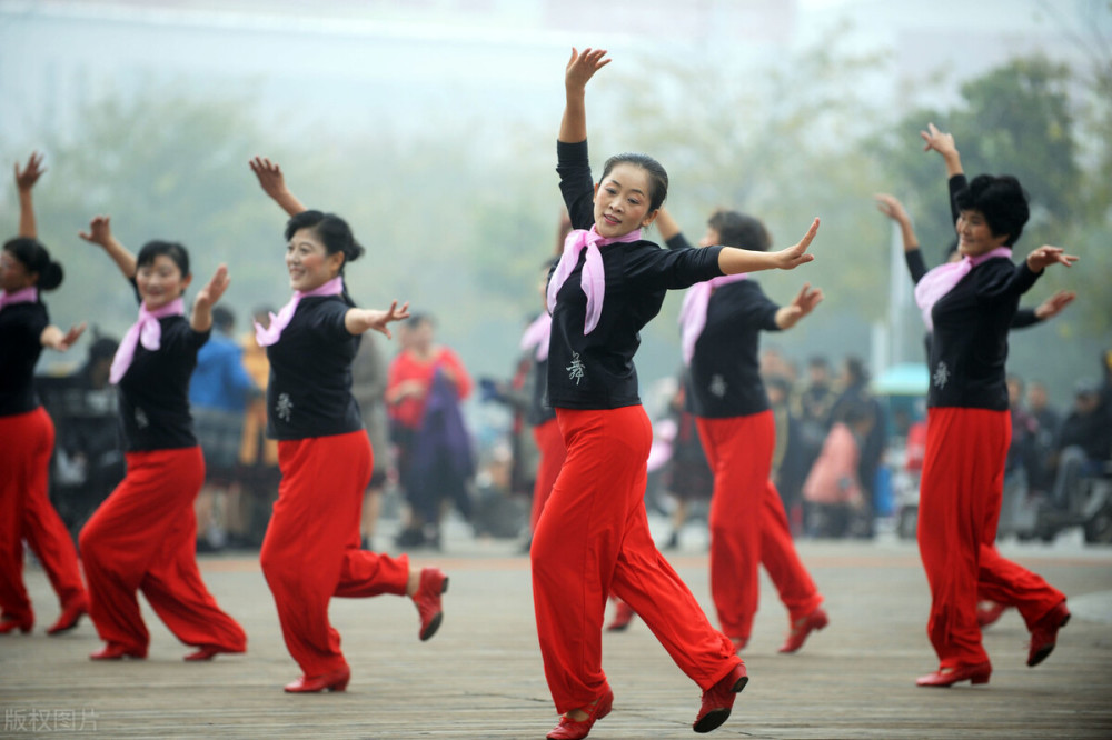 58岁阿姨的悔恨:跳了1年广场舞,本想健身娱乐,却毁了后半生