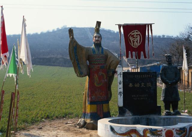 不但長年巡遊,而且開始了三大工程建設,築萬里長城,建阿房宮,修驪山陵