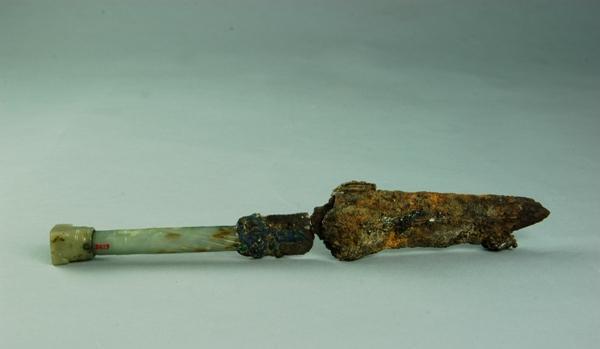 考古队在三门峡发现一座古墓,出土两奇物,揭开千年古国历史谜团