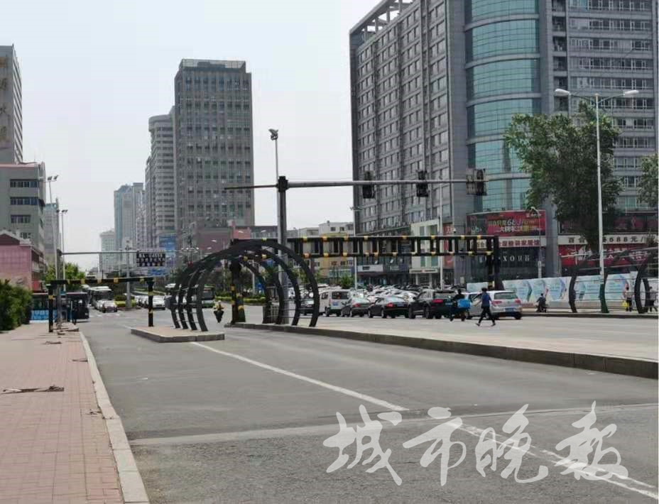 它承担着长春市主干路西安大路铁路线两侧的主要交通,在10日封闭改造