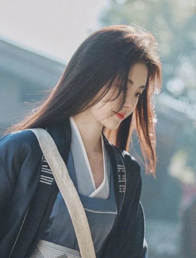 鞠婧祎终于舍得换妆容了,放弃"韩式半永久",清爽怡人似初恋