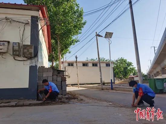 農民的一塊地膜塑料布攔住了北京高鐵