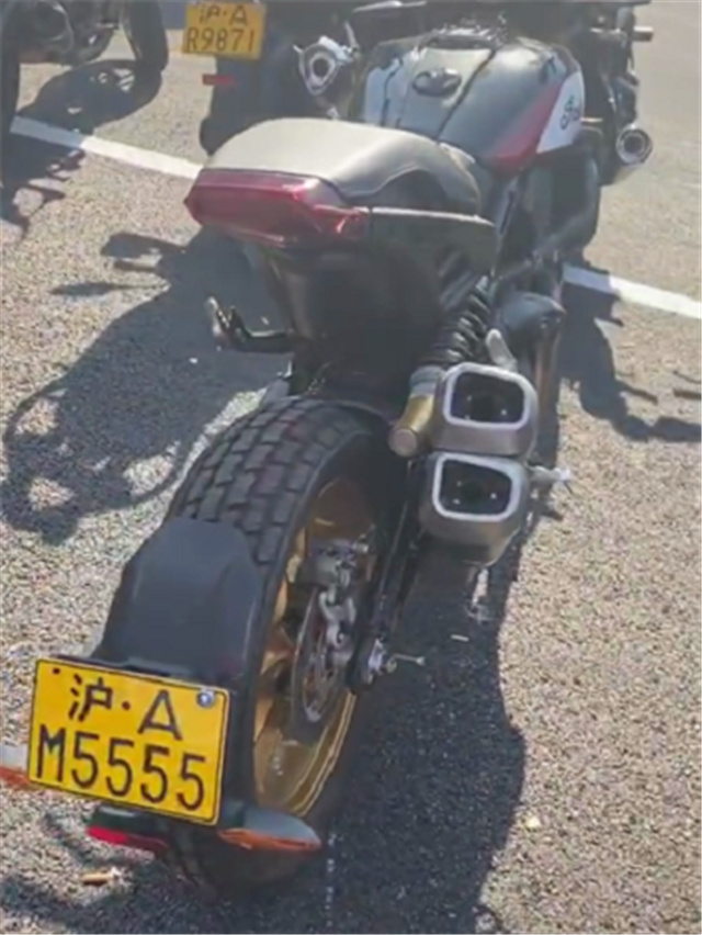 上海一批摩友聚会,车牌清一色"沪a",牌号都是四连号,唯独没4444