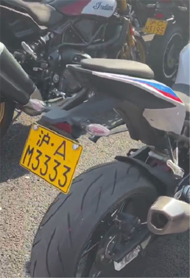 上海一批摩友聚会,车牌清一色"沪a",牌号都是四连号,唯独没4444