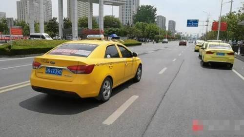 今年44岁的刘海云已经从事出租车客运工作14个年头了,今年是她第13年