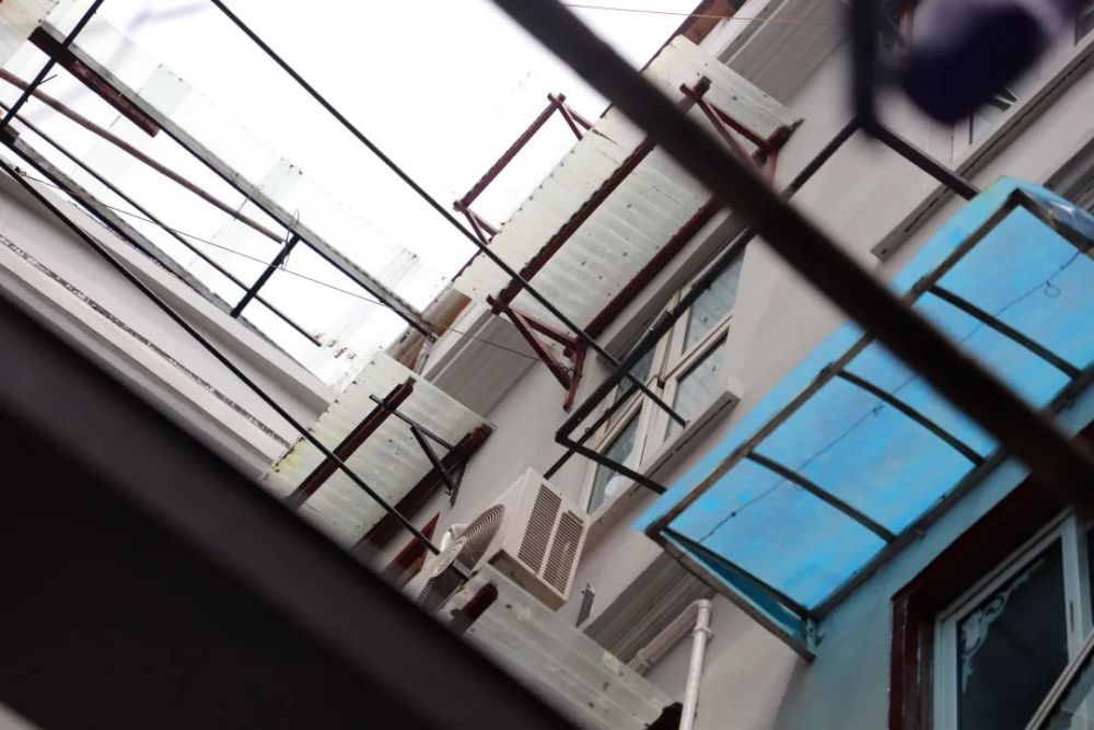 (统一安装的雨棚)