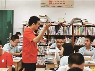 考生们在考场上奋笔疾书,衢州一中高三(2)班班主任舒礼浩则坐在空无