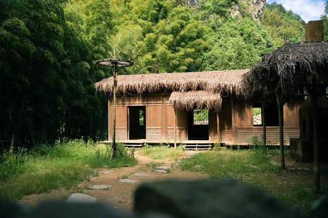 古代山间小屋图片