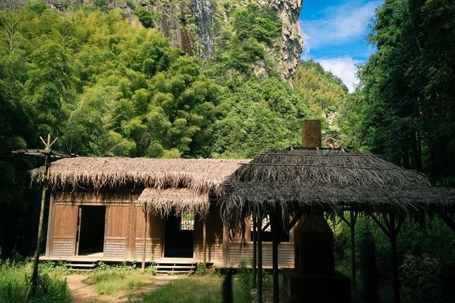 竹林间偶遇的茅草屋,原来是明星殷桃都来拍过电视剧的地方,在山林间尤