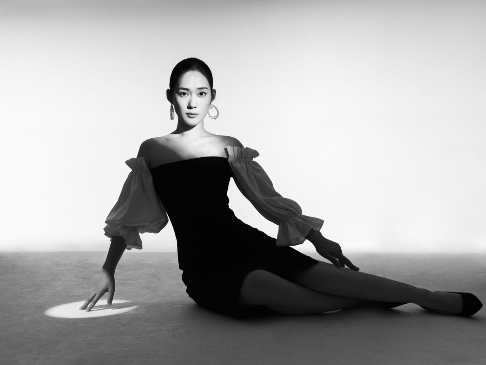 韩聪聪写真曝光黑白光影交错,浪漫诠释优雅与柔情