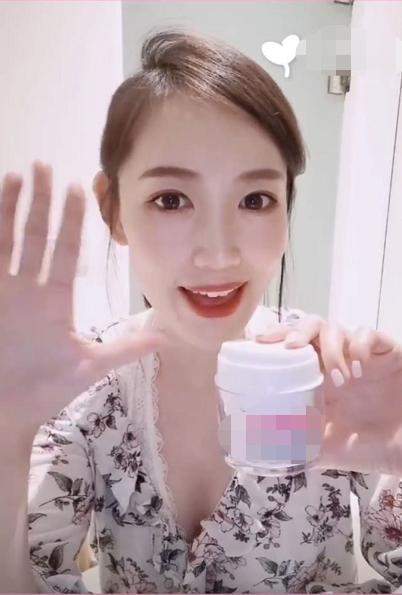 王宝强茅草屋举办生日派对,冯清不在现场,马蓉一瓶化妆品7000